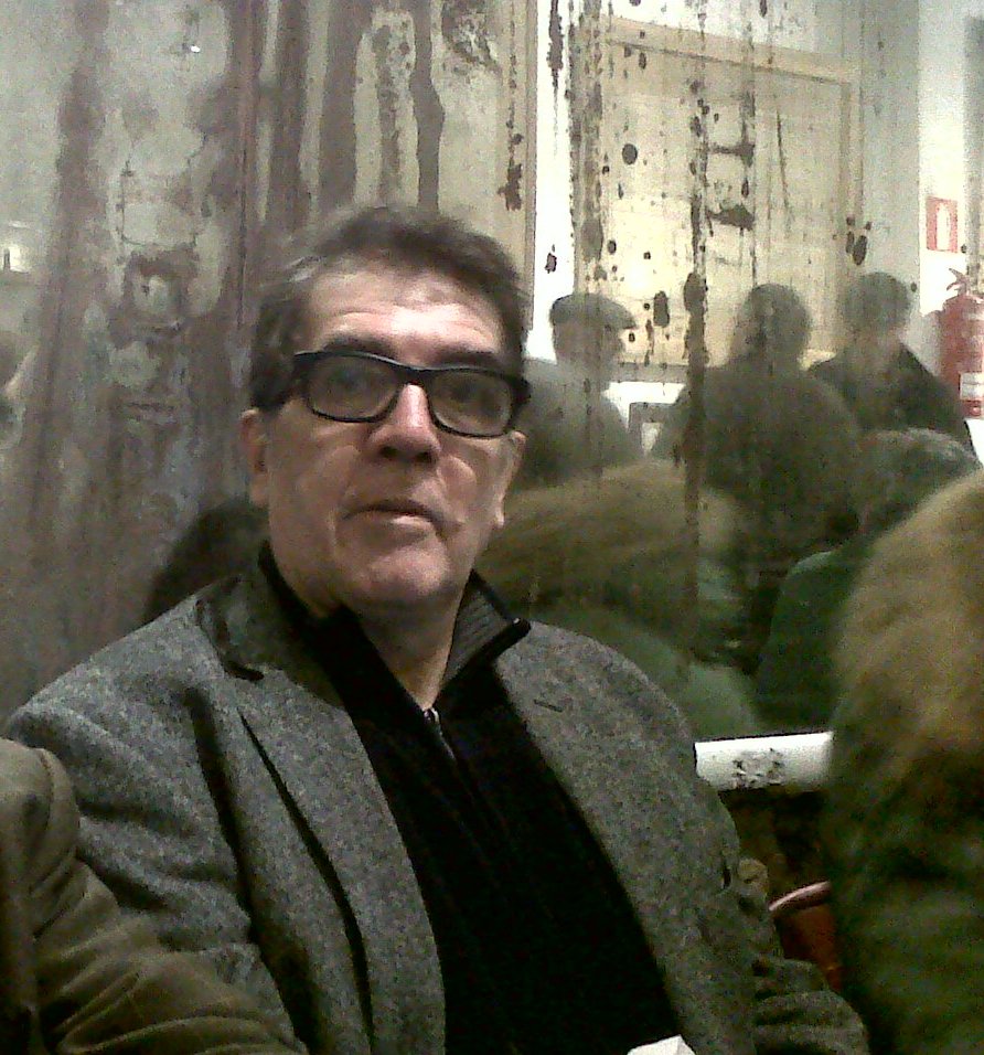 Eduardo Lago en un café de Coruña. Diciembre 2013 (foto de Vilariño)