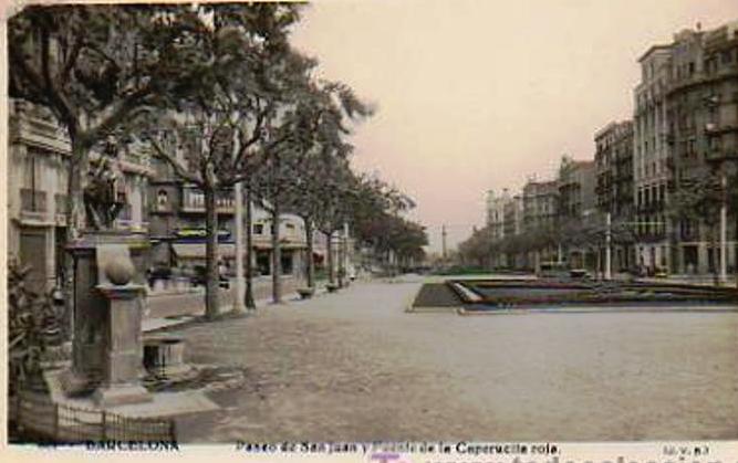 Al fondo a la izquierda, los toldos del café Cadí y del cine Chile. Paseo de Sant Joan. Barcelona
