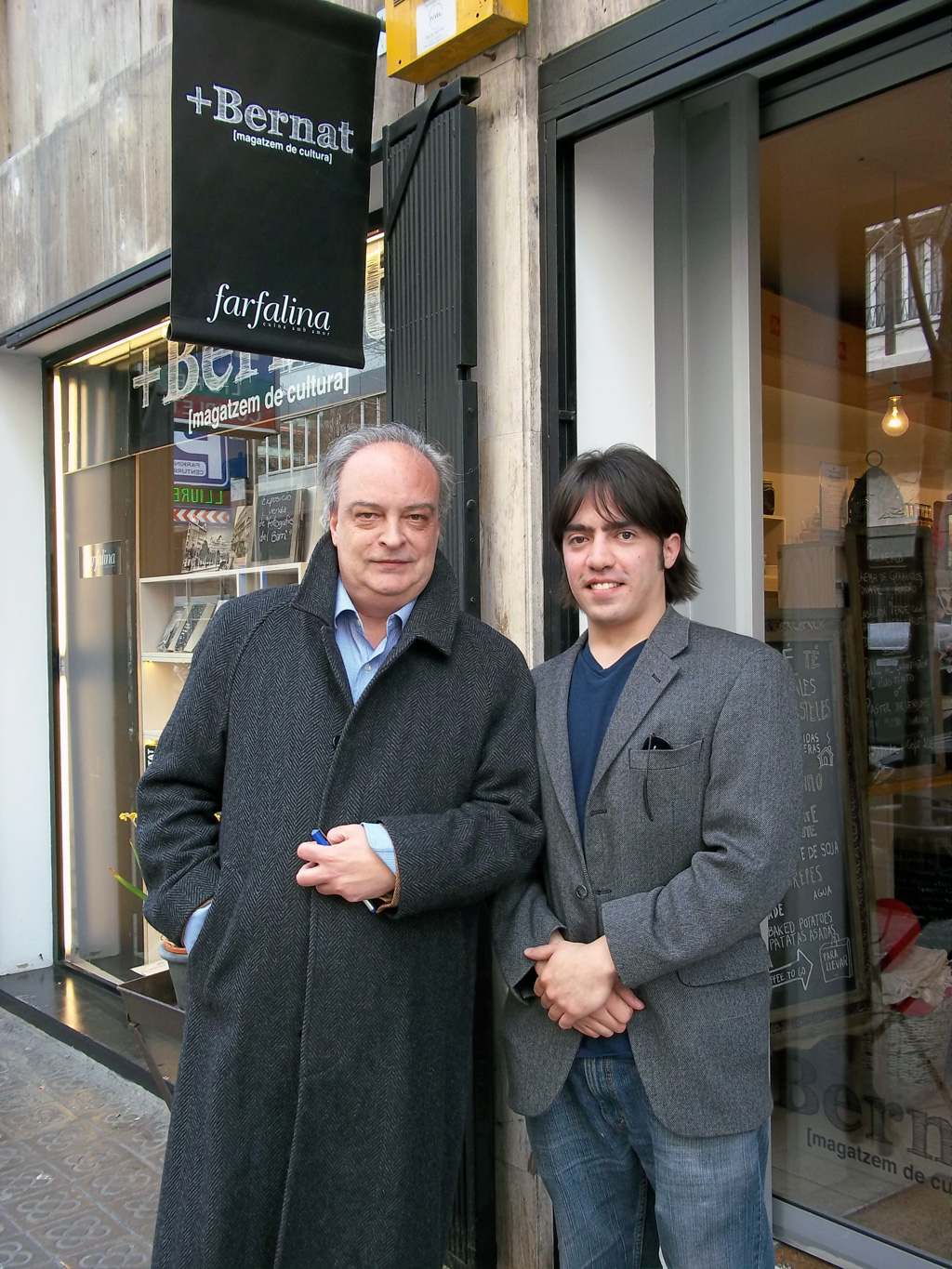 Enrique Vila-Matas y Alejandro García Abreu afuera de la librería +Bernat en Barcelona, 2012