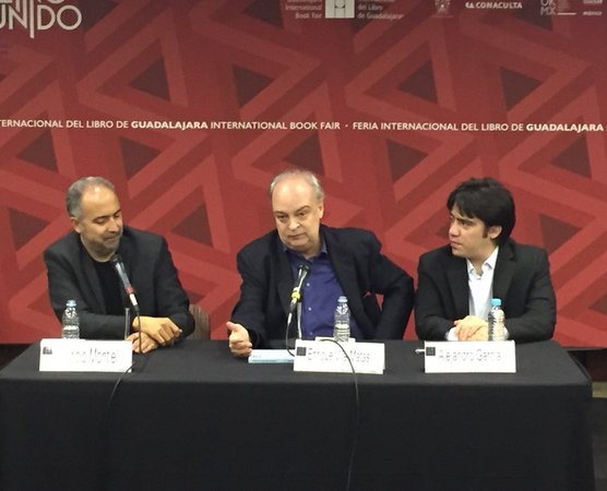 Mauricio Montiel Figueiras, Enrique Vila-Matas y Alejandro García Abreu en la presentación de Marienbad eléctrico en la Feria Internacional
del Libro de Guadalajara 2015