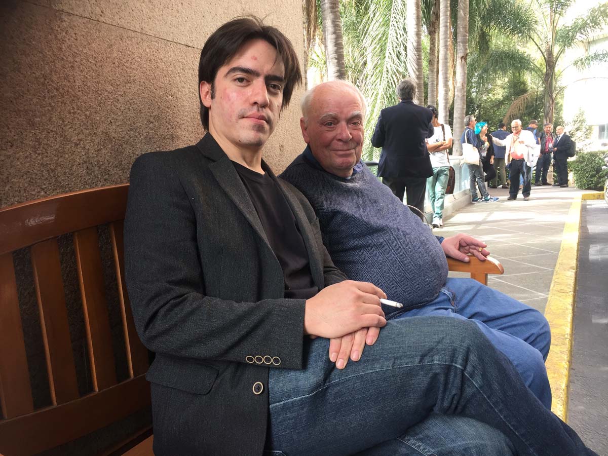 Alejandro García Abreu y António Lobo Antunes fuman y conversan