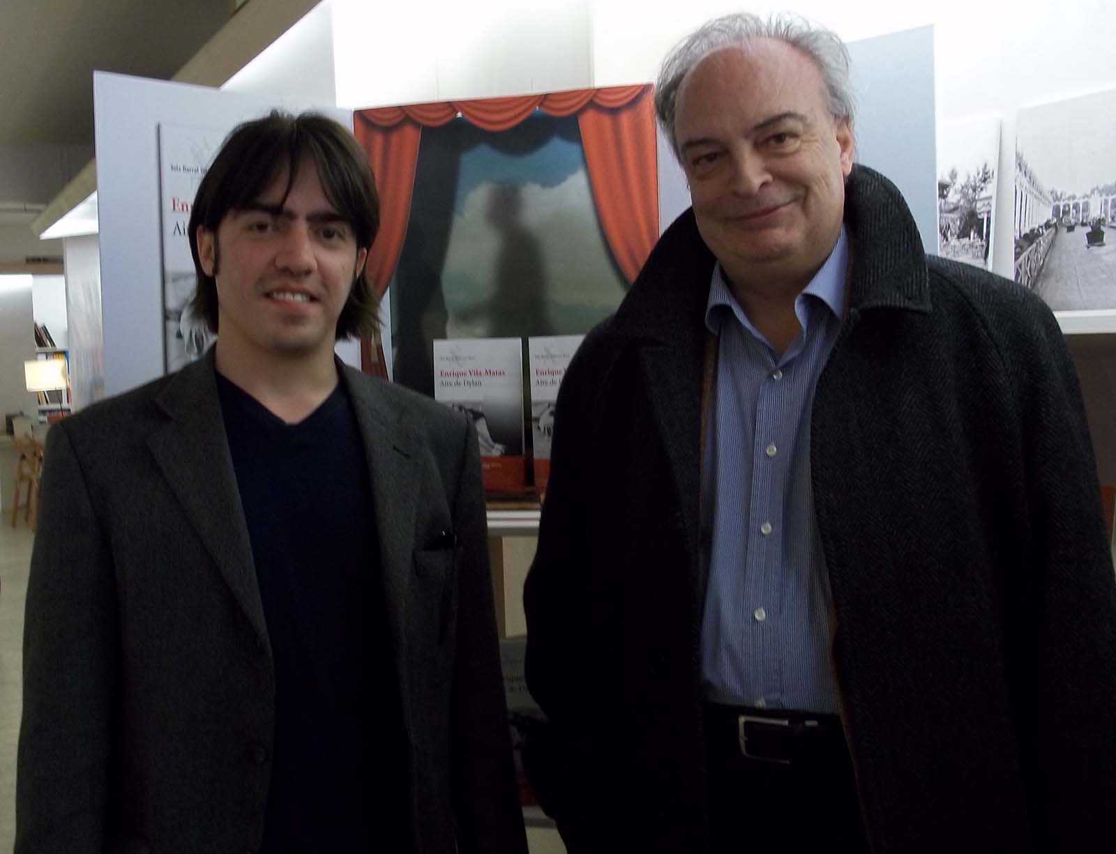 Alejandro García Abreu y Enrique Vila-Matas ante un gabinete dedicado a Aire de Dylan en la librería +Bernat en Barcelona, 2012.
