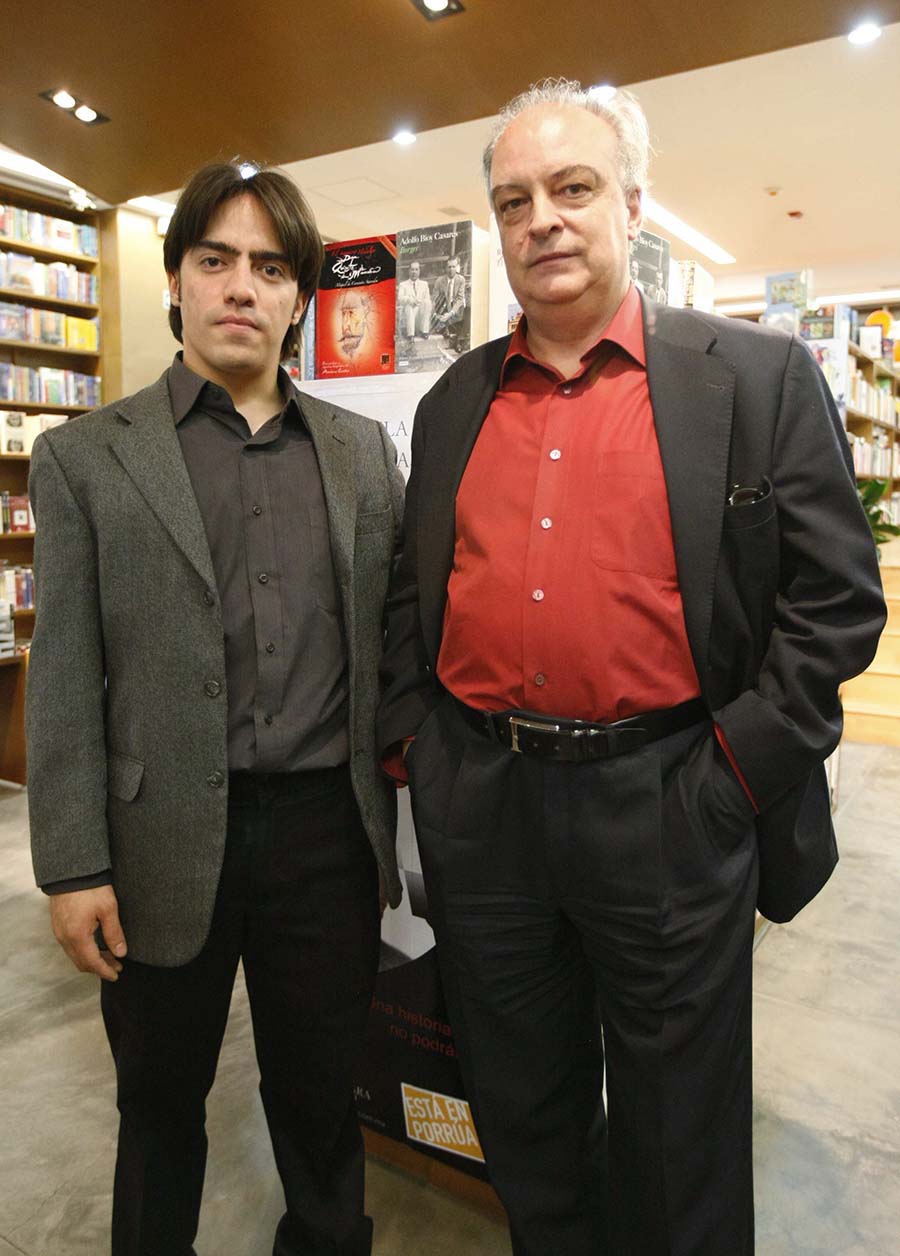 Alejandro García Abreu y Enrique Vila-Matas en la librería Porrúa de la calle Francesco Petrarca en Ciudad de México, 2010