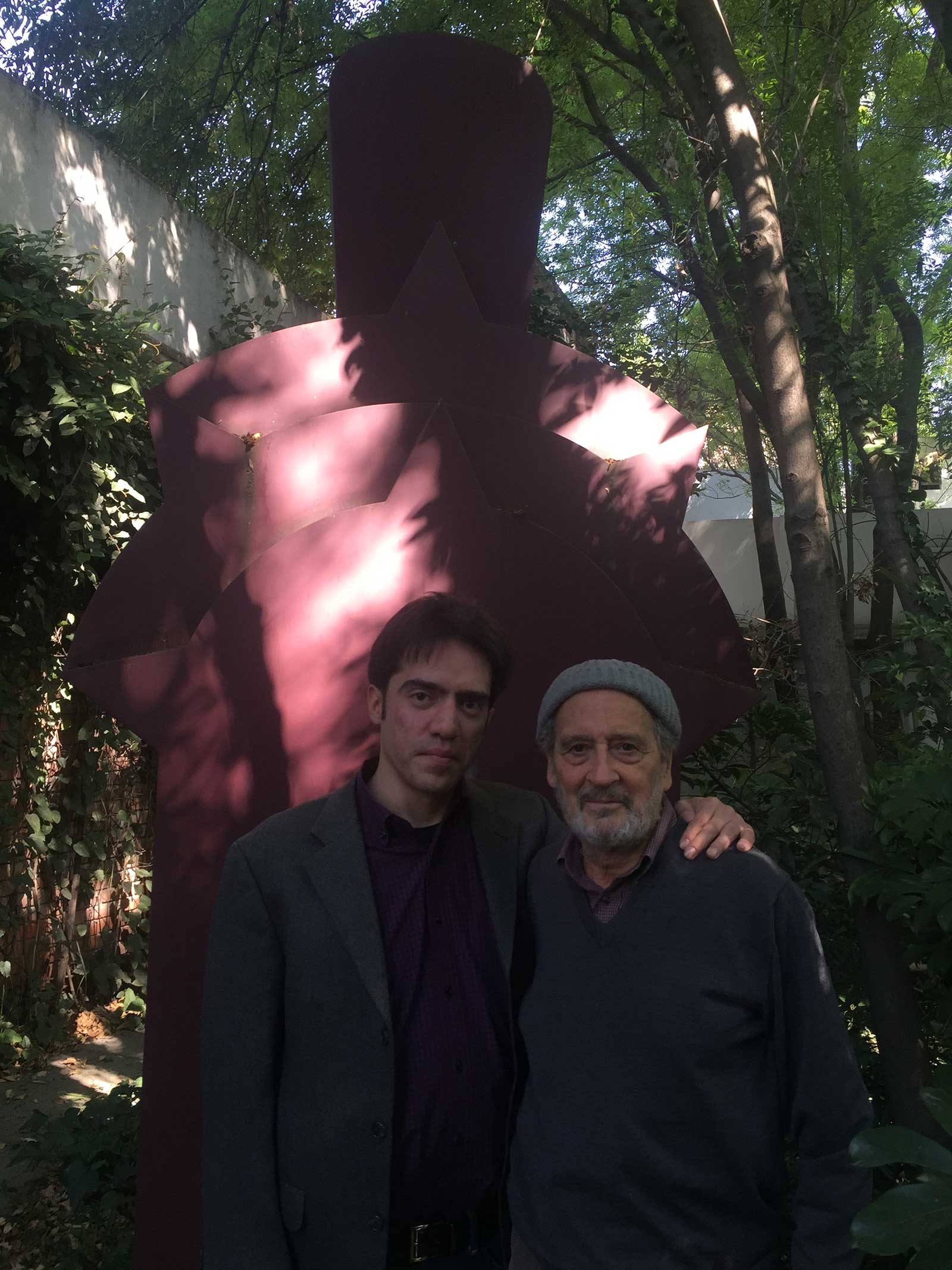 Alejandro García Abreu y Vicente Rojo en el jardín del estudio del artista plástico en Coyoacán, Ciudad de México, 2018.