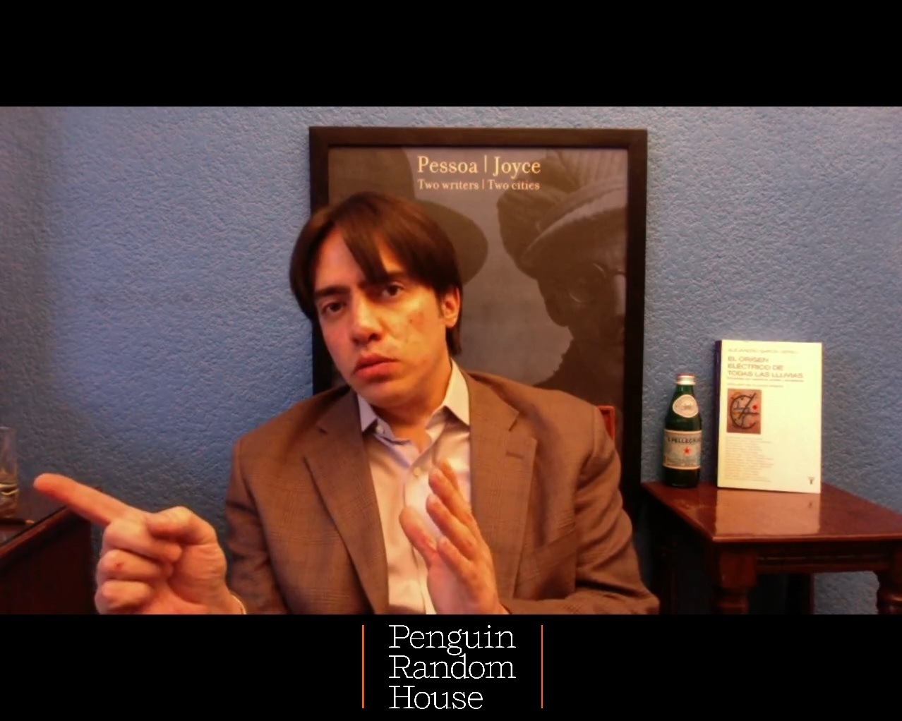 Alejandro García Abreu luce el sombrero de Fernando Pessoa en un fotograma de la presentación virtual de El origen eléctrico de todas las lluvias. Entrevistas con escritores, artistas y pensadores (Taurus, 2020).