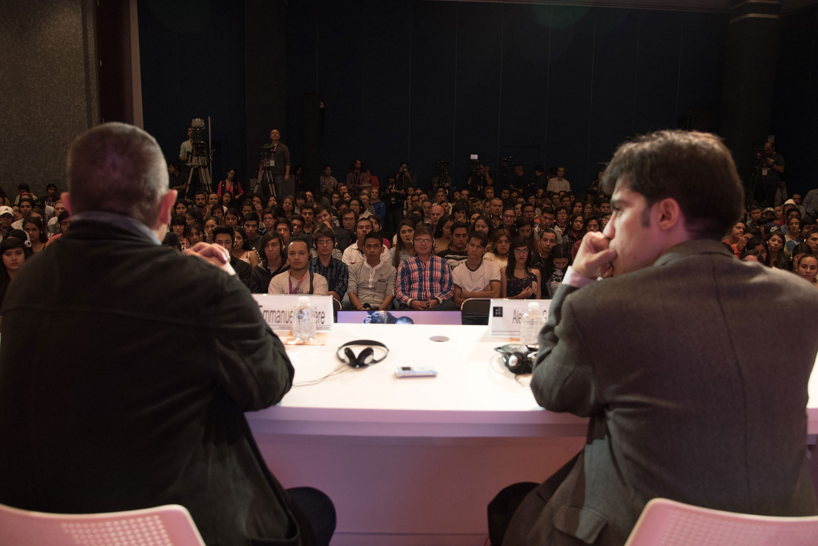 Carrère y García Abreu conversan ante los asistentes al coloquio “Mil jóvenes con”, celebrado en la FIL Guadalajara 2017