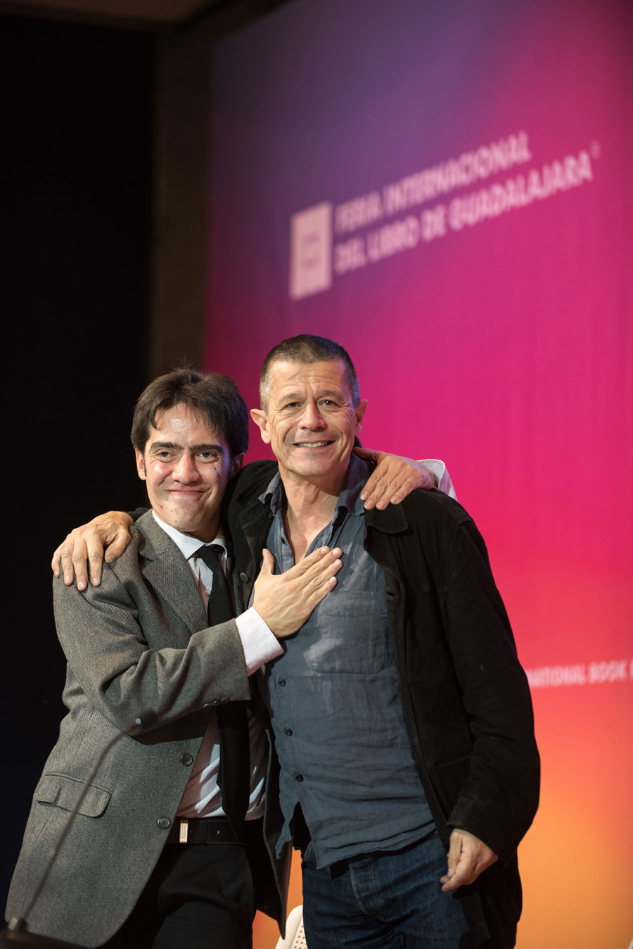 García Abreu y Carrère celebran la entrega del Premio FIL de Literatura en Lenguas Romances 2017.