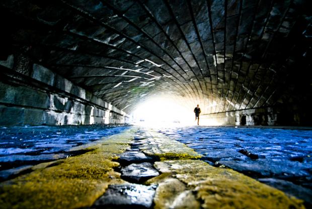 Más allá de Gutenberg, más allá de Dublín, túnel de adoquines de esa ciudad
