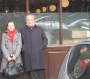 Con Elena Blanco en la puerta del pub The Gravediggers, marzo 2010.