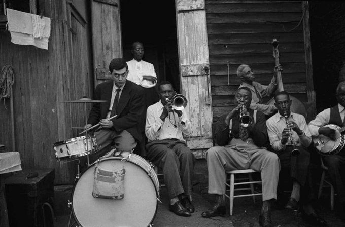 Kubrick junto a una banda de New Orleans
