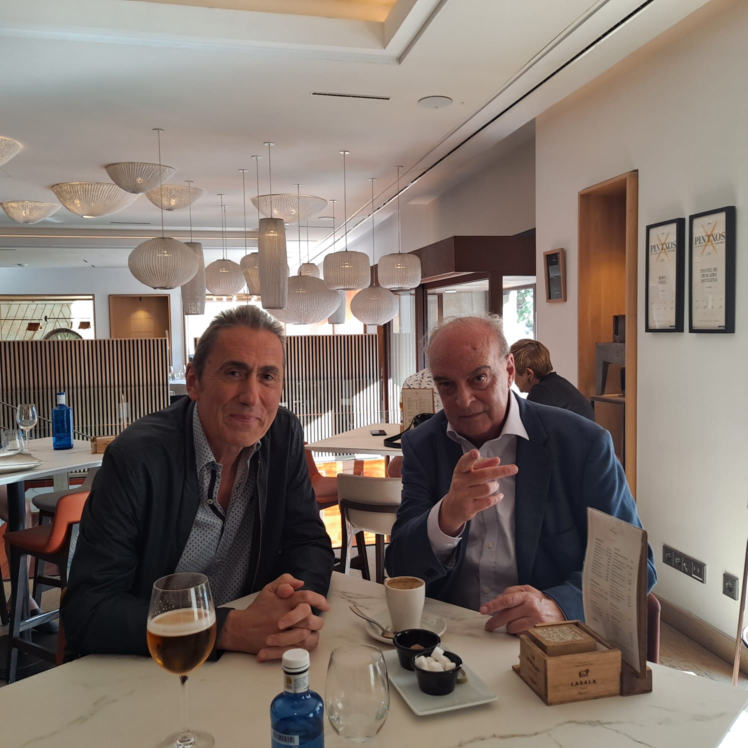 Javier Muguruza y Vila-Matas, feliz reencuentro, Donostia