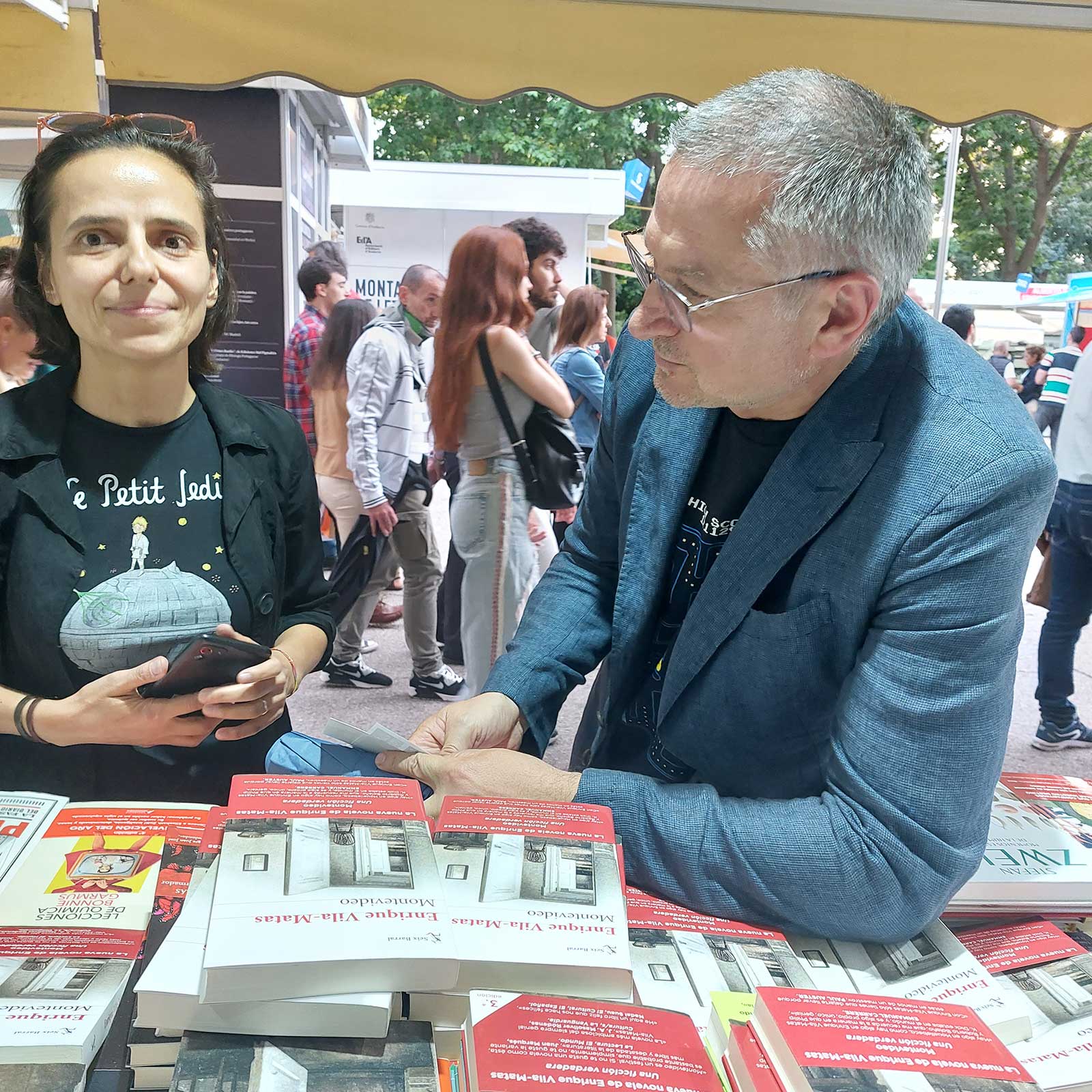 Gospodinov con su traductora al español en la caseta de librería Alberti