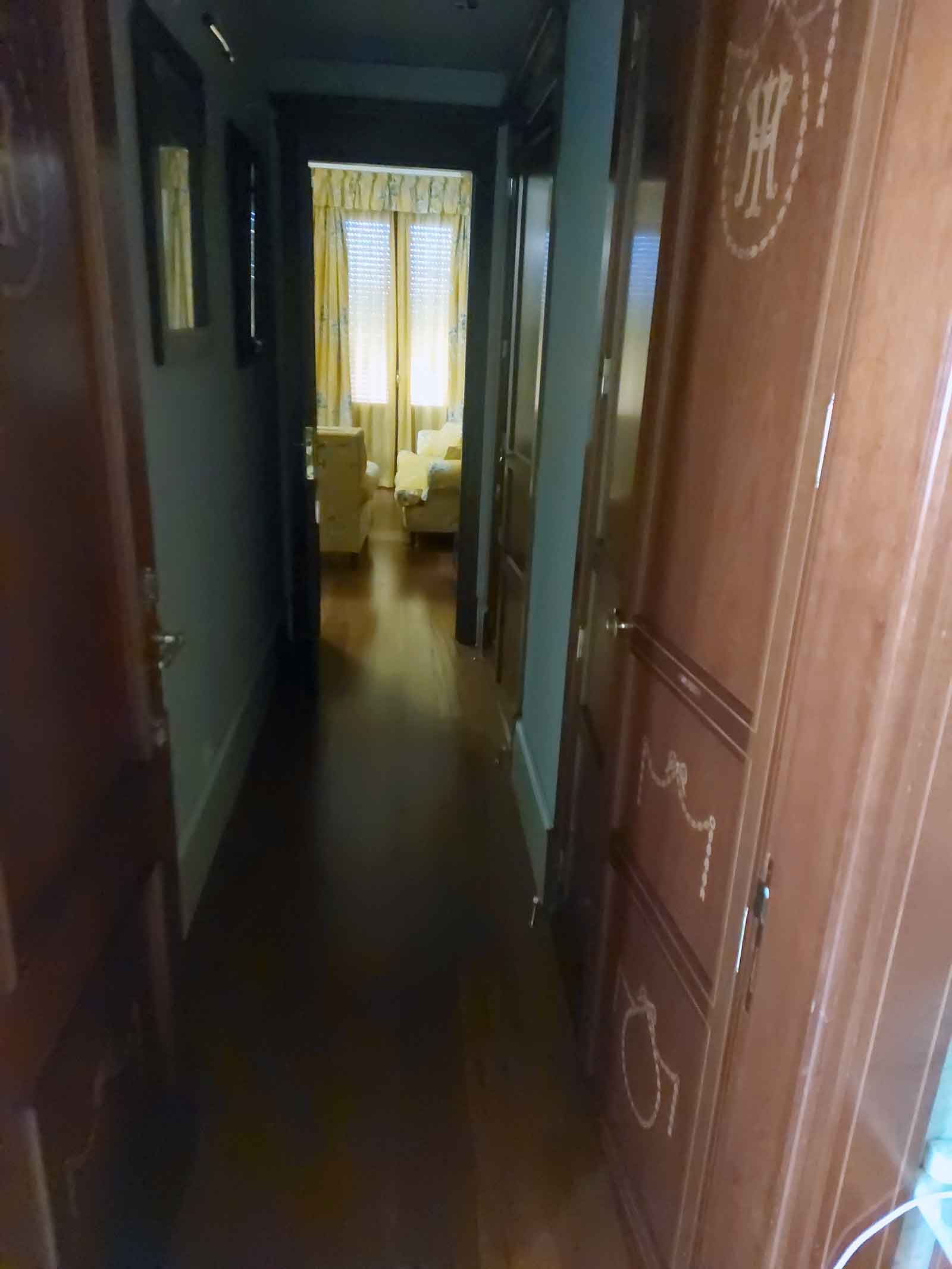 De cómo V-M encontró una puerta condenada en su propio cuarto de hotel de Sevilla