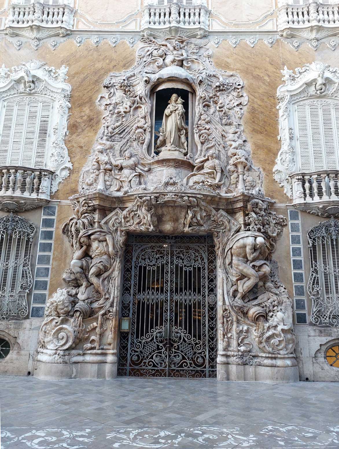 Valencia. Portal gótico frente al Hotel Inglés