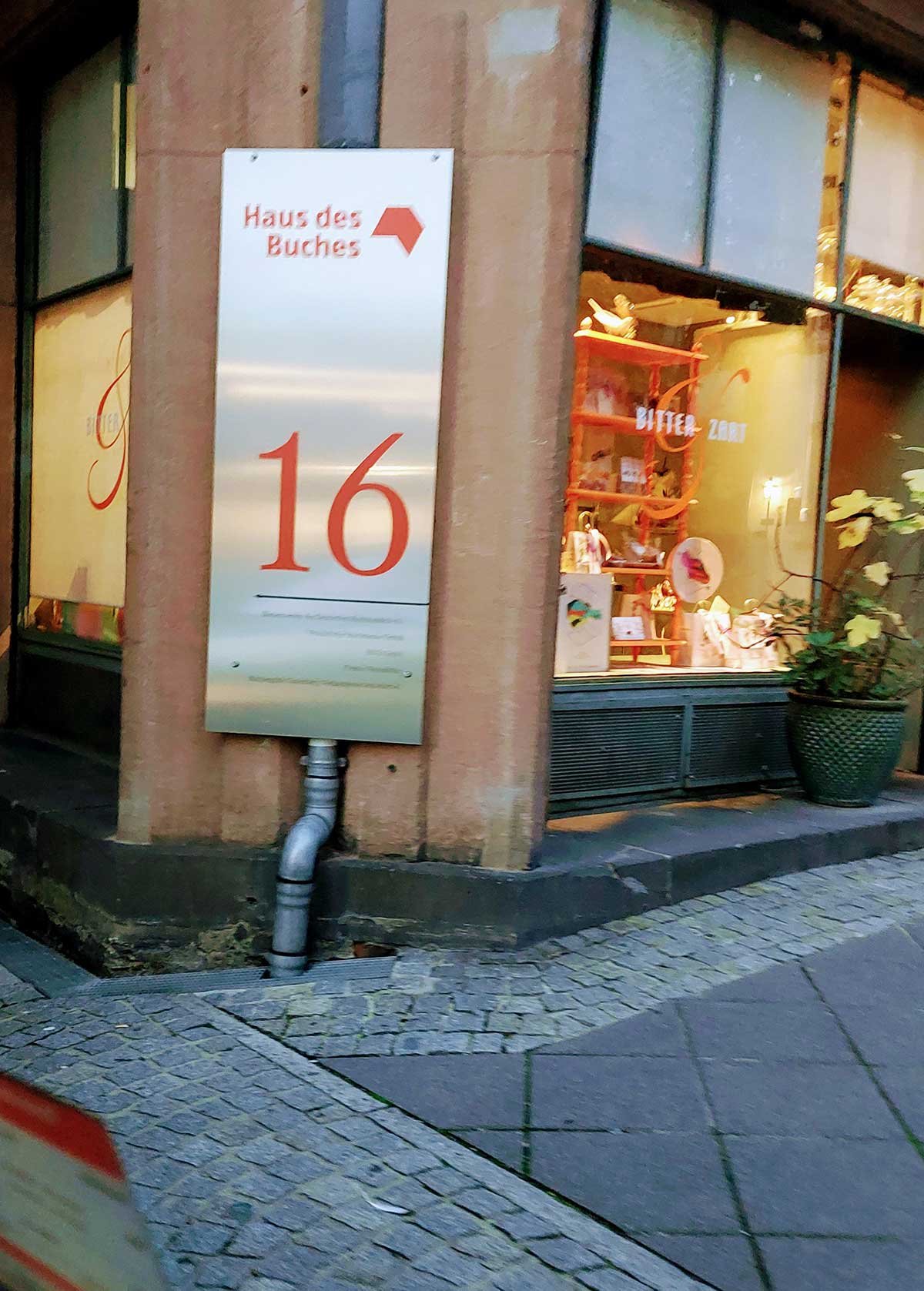Visita con 'Mac y su contratiempo' a la 'Casa del libro' de Frankfurt Visita con 'Mac y su contratiempo' a la 'Casa del libro' de Frankfurt