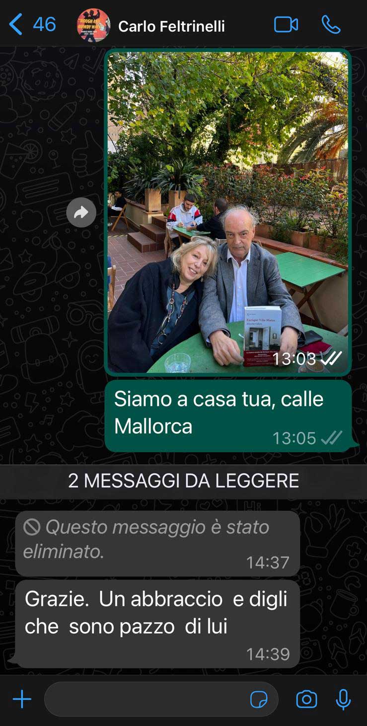 Carlo Feltrinelli en mensaje a Elena LIverani en el jardín de La Central Carlo Feltrinelli en mensaje a Elena LIverani en el jardín de La Central