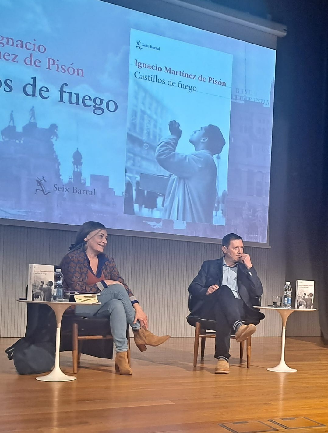 Olga Merino entrevista a Pisón. Biblioteca Urgell. Olga Merino entrevista a Pisón. Biblioteca Urgell.