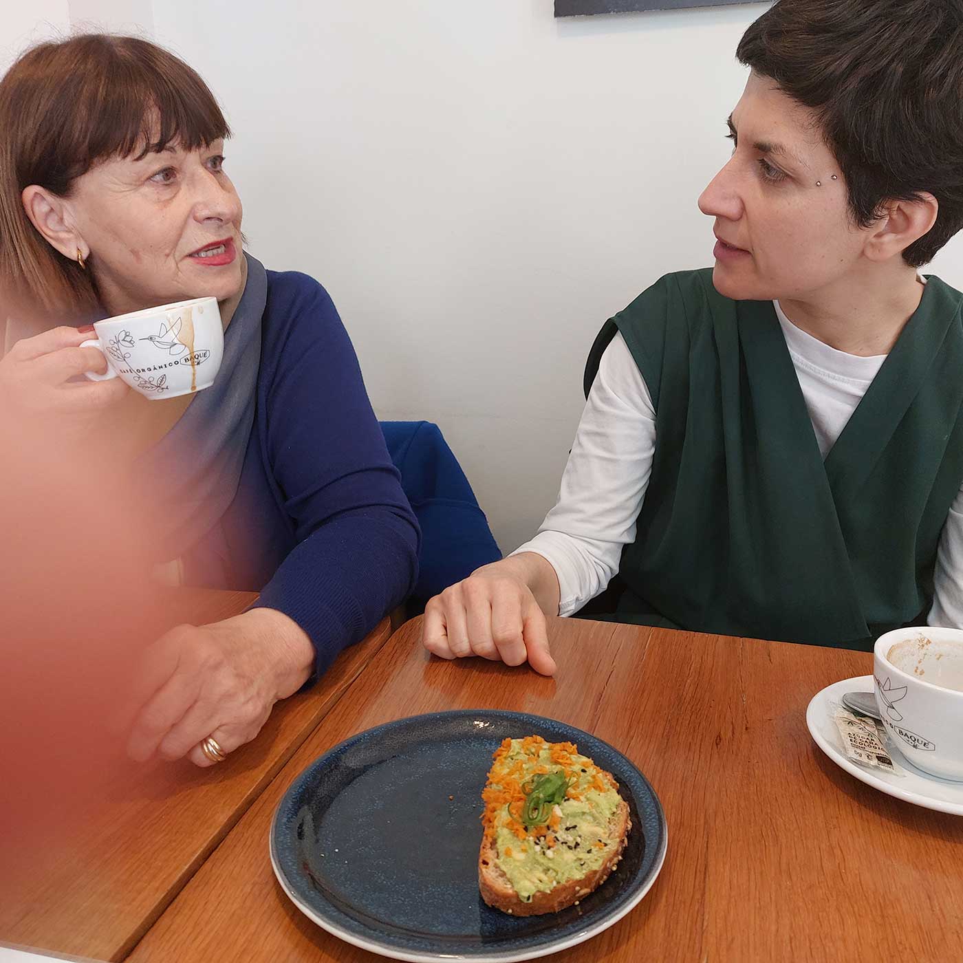 Desayuno en la calle Fortuny. Paula y Sonia Desayuno en la calle Fortuny. Paula y Sonia