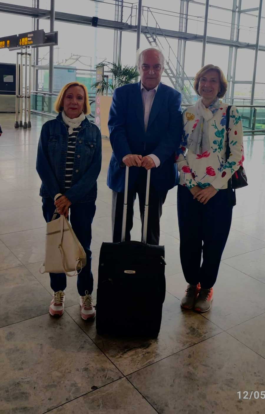 Manuela y Ángeles, aeropuerto de Alicante Manuela y Ángeles, aeropuerto de Alicante