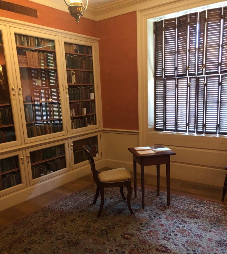 La verdadera silla y mesa de Emily Dickinson (en Oxford) La verdadera silla y mesa de Emily Dickinson (en Oxford)