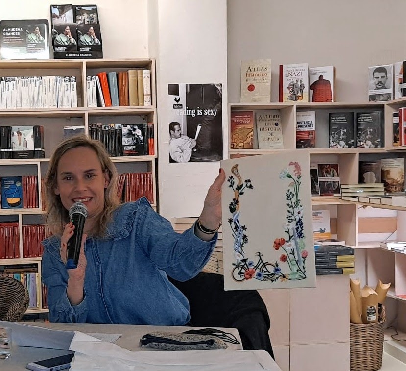 Cristina Oñoro y el bordado de su portada Cristina Oñoro y el bordado de su portada