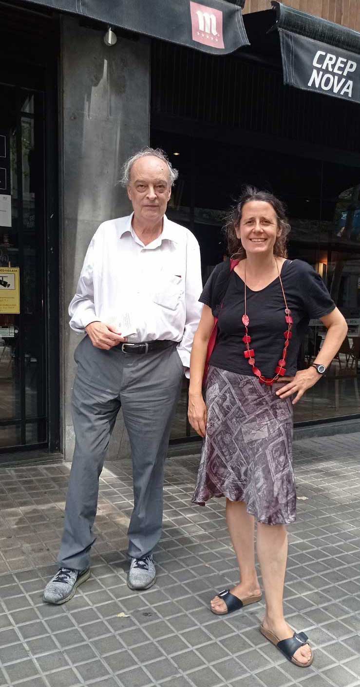 Isabel Verdú con su infinita tesis. Barcelona, julio 2022 Isabel Verdú con su infinita tesis. Barcelona, julio 2022