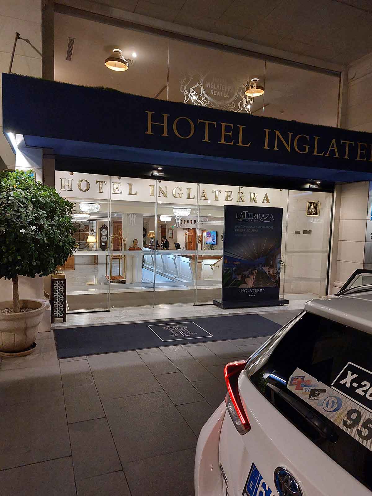 Llegada al Hotel de Inglaterra Llegada al Hotel de Inglaterra