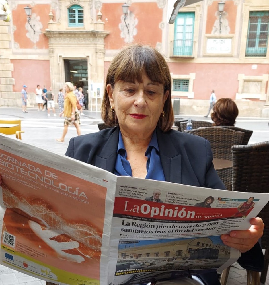 Paula y La Opinión de Murcia, junto a la catedral. Paula y La Opinión de Murcia, junto a la catedral.