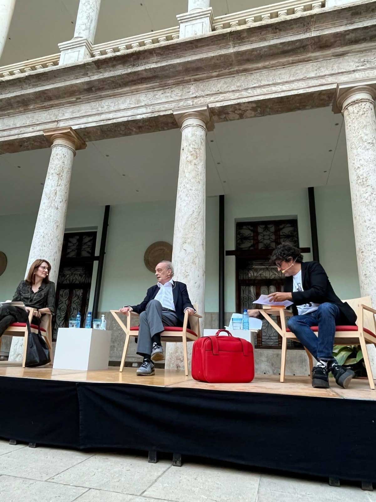 Montevideo en la Universidad de Valencia. Presenta García Cívico con maleta roja Montevideo en la Universidad de Valencia. Presenta García Cívico con maleta roja