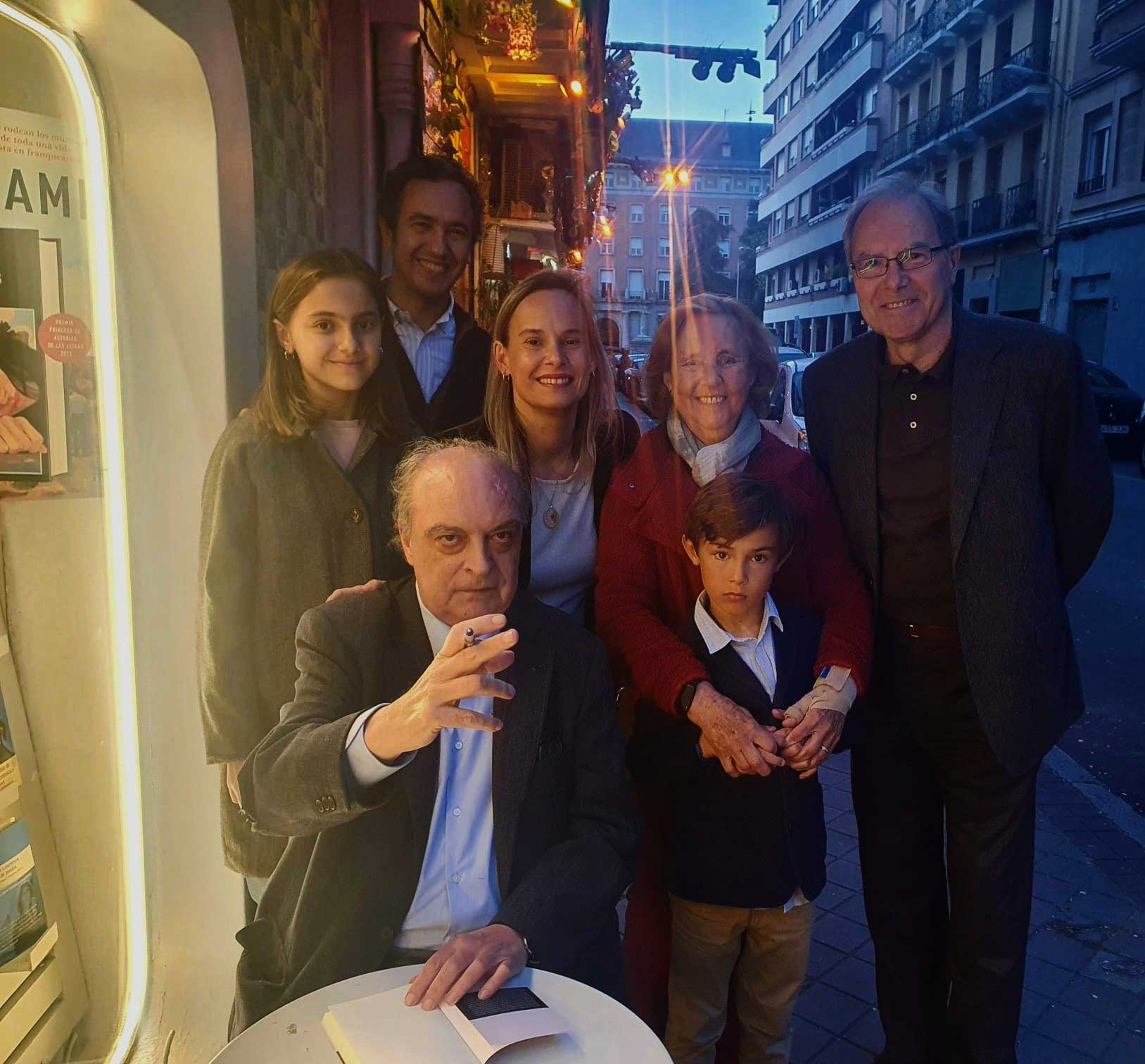 Junto a la entrada de la Alberti: familia Oñoro Junto a la entrada de la Alberti: familia Oñoro